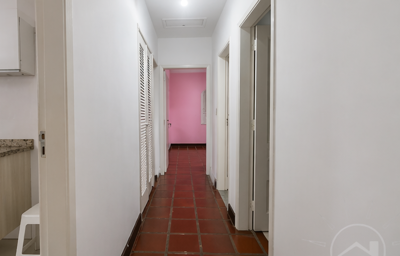 Casa - Térrea com 3 quartos (sendo 1 suite(s)) a 300,00 metros praia.