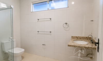 Casa - Térrea com 3 quartos (sendo 1 suite(s)) a 300,00 metros praia.