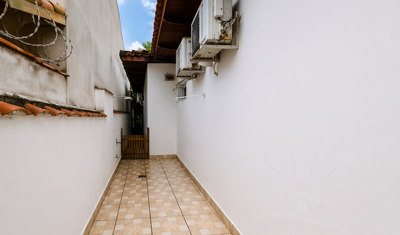 Casa - Térrea com 3 quartos (sendo 1 suite(s)) a 300,00 metros praia.
