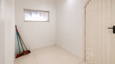 Casa - Térrea com 3 quartos (sendo 1 suite(s)) a 300,00 metros praia.