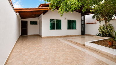 Casa - Térrea com 3 quartos (sendo 1 suite(s)) a 300,00 metros praia.