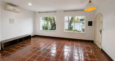 Casa - Térrea com 3 quartos (sendo 1 suite(s)) a 300,00 metros praia.