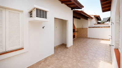 Casa - Térrea com 3 quartos (sendo 1 suite(s)) a 300,00 metros praia.