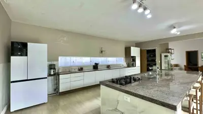 Casa - Térrea com piscina com 4 quartos (sendo 4 suite(s)) a 3000,00 metros praia.