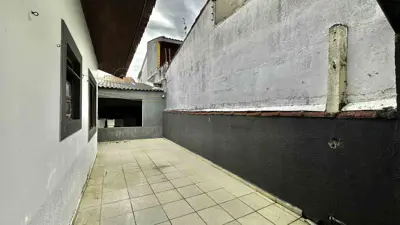 Casa - Térrea com 3 quartos (sendo 1 suite(s)) a 250,00 metros praia.