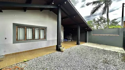 Casa - Térrea com 3 quartos (sendo 1 suite(s)) a 250,00 metros praia.