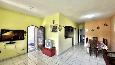 Casa - Térrea com 2 quartos (sendo 1 suite(s)) a 1500,00 metros praia.