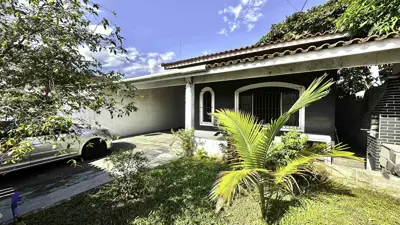 Casa - Térrea com 2 quartos (sendo 1 suite(s)) a 1500,00 metros praia.
