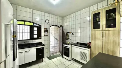 Casa - Térrea com 2 quartos (sendo 1 suite(s)) a 1500,00 metros praia.