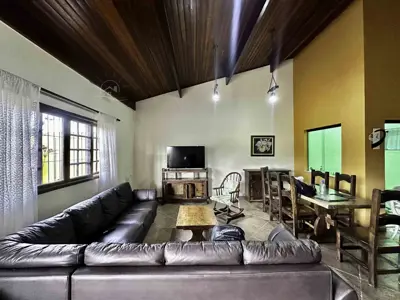 Casa - Térrea com Edícula com 3 quartos (sendo 1 suite(s)) a 800,00 metros praia.