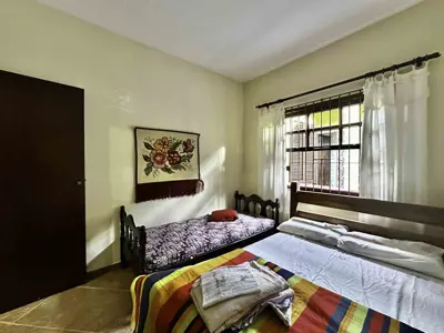 Casa - Térrea com Edícula com 3 quartos (sendo 1 suite(s)) a 800,00 metros praia.