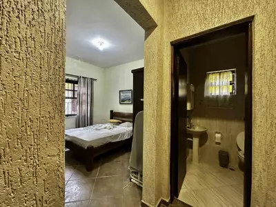 Casa - Térrea com Edícula com 3 quartos (sendo 1 suite(s)) a 800,00 metros praia.