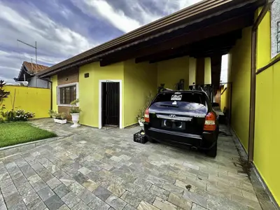 Casa - Térrea com Edícula com 3 quartos (sendo 1 suite(s)) a 800,00 metros praia.