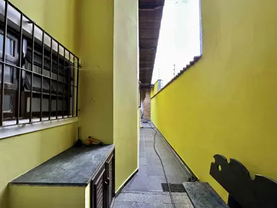 Casa - Térrea com Edícula com 3 quartos (sendo 1 suite(s)) a 800,00 metros praia.