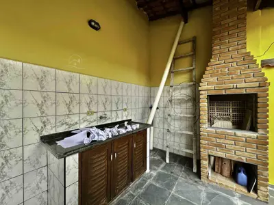 Casa - Térrea com Edícula com 3 quartos (sendo 1 suite(s)) a 800,00 metros praia.