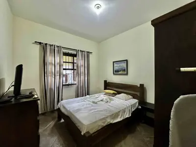 Casa - Térrea com Edícula com 3 quartos (sendo 1 suite(s)) a 800,00 metros praia.