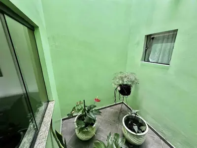 Casa - Térrea com Edícula com 3 quartos (sendo 1 suite(s)) a 800,00 metros praia.
