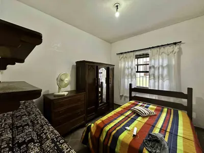 Casa - Térrea com Edícula com 3 quartos (sendo 1 suite(s)) a 800,00 metros praia.