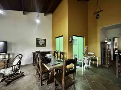 Casa - Térrea com Edícula com 3 quartos (sendo 1 suite(s)) a 800,00 metros praia.