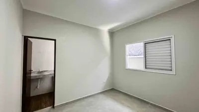 Casa - Térrea com 2 quartos (sendo 2 suite(s)) a 1500,00 metros praia.