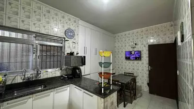 Casa - Térrea com 3 quartos (sendo 1 suite(s)) a 900,00 metros praia.