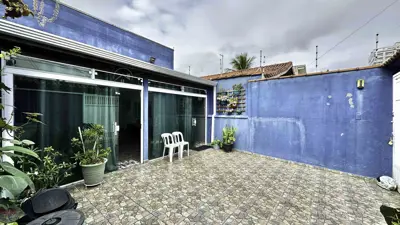 Casa - Térrea com Edícula com 2 quartos (sendo 1 suite(s)) a 700,00 metros praia.