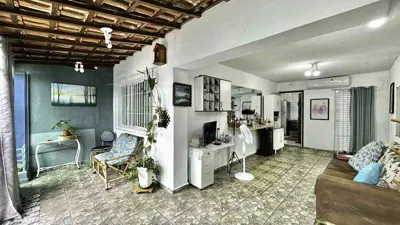 Casa - Térrea com Edícula com 2 quartos (sendo 1 suite(s)) a 700,00 metros praia.