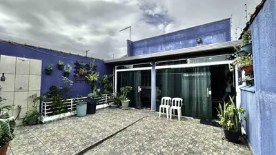 Casa - Térrea com Edícula com 2 quartos (sendo 1 suite(s)) a 700,00 metros praia.