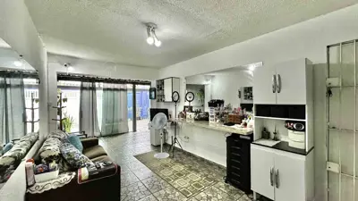 Casa - Térrea com Edícula com 2 quartos (sendo 1 suite(s)) a 700,00 metros praia.