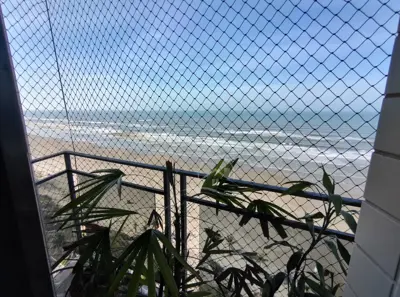 Apartamento - Triplex com 5 quartos (sendo 5 suite(s)) a 0,00 metros praia.