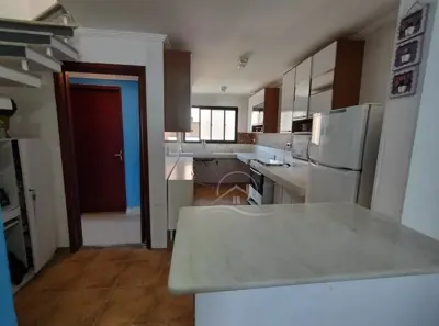 Apartamento - Triplex com 5 quartos (sendo 5 suite(s)) a 0,00 metros praia.