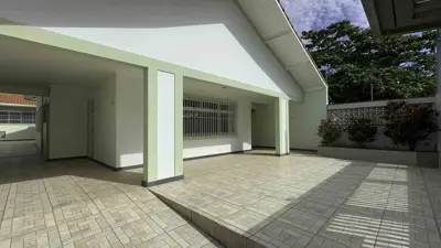 Casa - Térrea com Edícula com 3 quartos (sendo 1 suite(s)) a 350,00 metros praia.