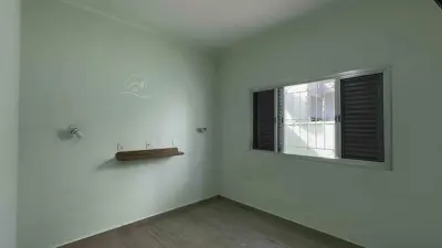 Casa - Térrea com Edícula com 3 quartos (sendo 1 suite(s)) a 350,00 metros praia.