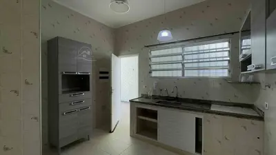 Casa - Térrea com Edícula com 3 quartos (sendo 1 suite(s)) a 350,00 metros praia.