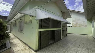 Casa - Térrea com Edícula com 3 quartos (sendo 1 suite(s)) a 350,00 metros praia.