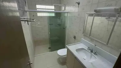 Casa - Térrea com Edícula com 3 quartos (sendo 1 suite(s)) a 350,00 metros praia.