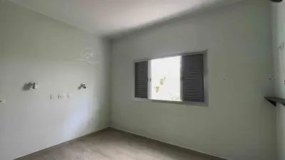 Casa - Térrea com Edícula com 3 quartos (sendo 1 suite(s)) a 350,00 metros praia.