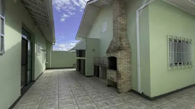 Casa - Térrea com Edícula com 3 quartos (sendo 1 suite(s)) a 350,00 metros praia.
