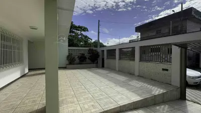 Casa - Térrea com Edícula com 3 quartos (sendo 1 suite(s)) a 350,00 metros praia.