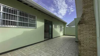 Casa - Térrea com Edícula com 3 quartos (sendo 1 suite(s)) a 350,00 metros praia.