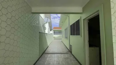 Casa - Térrea com Edícula com 3 quartos (sendo 1 suite(s)) a 350,00 metros praia.