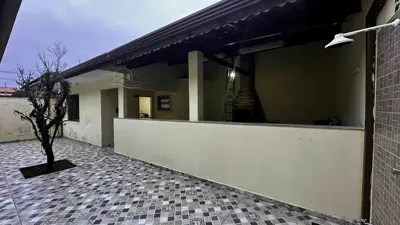 Casa - Térrea com 2 quartos (sendo 1 suite(s)) a 600,00 metros praia.