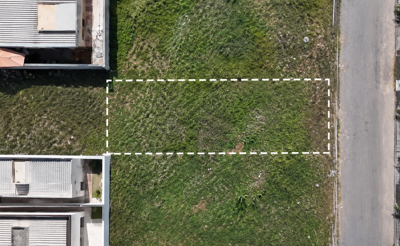 Terreno - Limpo com  quartos  a 2000,00 metros praia.