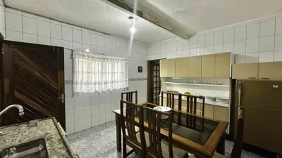 Casa - Sobrado com 3 quartos (sendo 1 suite(s)) a 400,00 metros praia.