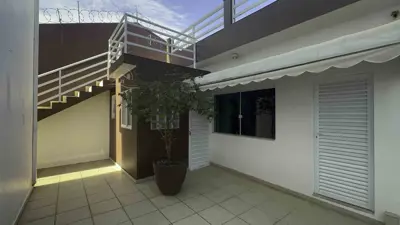 Casa - Sobrado com 5 quartos (sendo 5 suite(s)) a 100,00 metros praia.