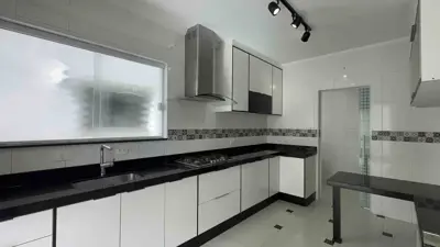 Apartamento - Amplo com 3 quartos (sendo 1 suite(s)) a 600,00 metros praia.