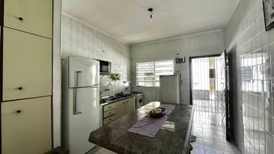 Casa - com Mezanino com 4 quartos (sendo 1 suite(s)) a 300,00 metros praia.