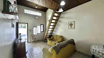 Casa - com Mezanino com 4 quartos (sendo 1 suite(s)) a 300,00 metros praia.