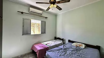 Casa - com Mezanino com 4 quartos (sendo 1 suite(s)) a 300,00 metros praia.