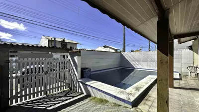 Casa - com Mezanino com 4 quartos (sendo 1 suite(s)) a 300,00 metros praia.